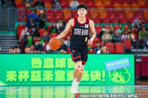 媒體人：容子峰今天真是起到了中流砥柱的作用 他又獲得了成長(zhǎng)