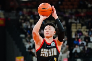 賀希寧：我必須要出手 去承擔(dān)那個(gè)責(zé)任 容子峰是我們最好的1號(hào)位