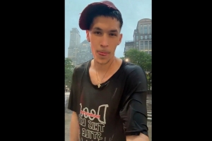 外國(guó)人都不愛(ài)打傘？杰明冒著大雨在紐約街頭拍視頻 全身都濕透了