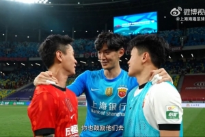 顏駿凌摟著楊希喊話韋世豪：你也去鼓勵他們，馬上去打新加坡了