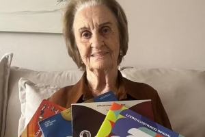 85歲球迷：最想要內(nèi)馬爾的貼紙，缺少他的話我不會(huì)貼完這本貼紙冊(cè)