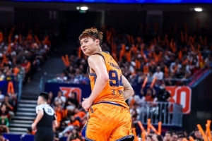 無敵了！王哲林三節13中8砍下20分11板 5前場板