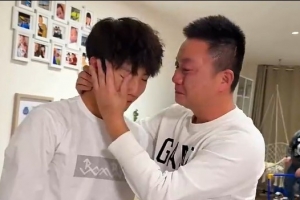 淚崩！拉瑪西亞中國第一人李昊炎回憶踢球歷程時淚崩，相擁而泣