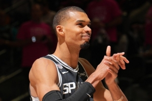 巴克利：文班讓我感覺NBA未來前景光明 但今年馬刺不會奪冠