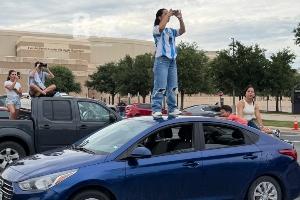 狂熱！阿根廷在得州訓(xùn)練，球迷們站在車頂上看梅西和阿根廷球員