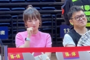 楊瀚森帶女友回到青島 亮相某球迷見面會(huì)
