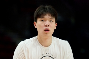 楊瀚森沒給等待的球迷簽名 后者：我們也沒吃飯的 你給簽個不行嗎