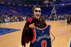 聯動！WWE明星丹·豪森也前往MSG觀戰G3 還獲贈特制球衣