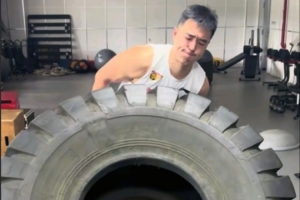 苦練不停歇！張文逸曬翻輪胎力量訓練視頻：亙古不變的是你的分量