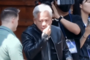 皮夾克才是真身！黃仁勛在韓國堅(jiān)持不脫皮夾克 熱得滿頭大汗！