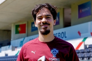 歐冠冠軍核心，維蒂尼亞領取2025年FIFPRO世界最佳陣容獎杯