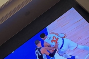 瓊阿梅尼曬照觀看NBA總決賽，配了多個(gè)頭頂冒火表情包