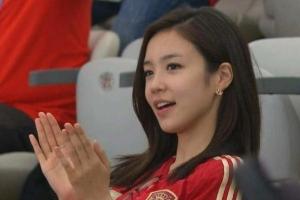 吧友們還記得嗎？韓國女主持繼續(xù)報(bào)道世界杯，12年前她曾一笑走紅