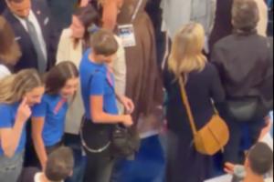 未婚夫是騎士球迷！霉霉現(xiàn)場(chǎng)觀戰(zhàn)G4 穿上了尼克斯應(yīng)援服！