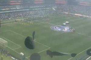 壯觀FIFA在看臺座椅放置彩色紙帽，還未等開球球迷已扔得起勁