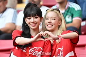 Kpop女團(tuán)Aespa成員柳智敏、Winter現(xiàn)身墨西哥，現(xiàn)場(chǎng)為韓國(guó)加油！
