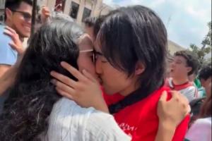 樂不思蜀！韓國球迷在墨西哥已玩嗨，與當地陌生女球迷接吻