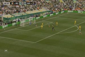 墨西哥2-0領先十人南非！35歲希門尼斯頭球破門，隨后激動落淚