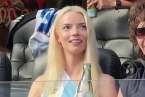 美英阿籍女演員安雅·泰勒-喬伊觀戰世界杯，身穿阿根廷元素衣服