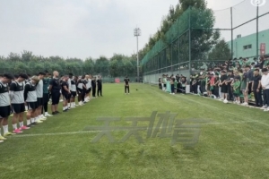 國安今日訓練前，為因意外去世的俱樂部員工裴志淼舉行默哀儀式