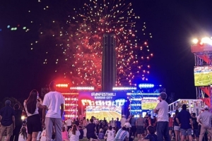 美國隊世界杯首戰大勝，堪薩斯城球迷慶典燃放煙花慶祝