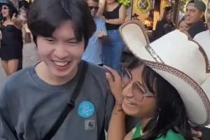 太熱情辣！墨西哥女球迷熱情獻吻韓國小伙，圍觀眾人一起起哄