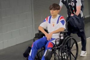 久保建英與鄧弗里斯相撞后傷退，賽后被拍到坐輪椅離開