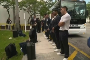 記者：烏拉圭隊首戰(zhàn)之前接受嚴格安檢，現(xiàn)場部署緝毒防暴犬