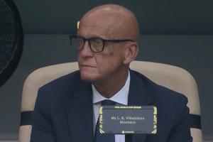 鷹眼！FIFA裁判委員會負責人，退役名哨科里納觀戰沙特vs烏拉圭