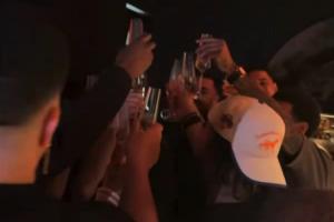 說到大家心坎里了！布倫森舉杯敬酒高呼：法克文班！眾人齊聲附和