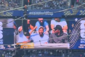 NBA總冠軍尼克斯球員阿努諾比和布里奇斯現場觀看法國vs塞內加爾