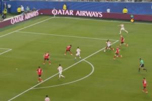 約旦核心塔馬里連續(xù)扛過奧地利兩人突入禁區(qū)，打門偏出門框