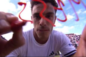 跨界致敬！阿根廷網(wǎng)球選手塞倫多洛晉級后在鏡頭簽名“MESSI∞”