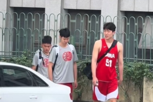 網(wǎng)友拍攝今日份中國男籃路透 楊瀚森身著51號訓練服精氣神十足