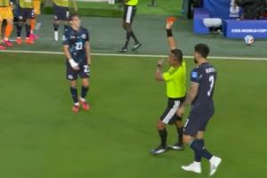 FIFA確認阿爾米隆紅牌原因：阿爾米隆與另一球員交談時捂嘴被罰下