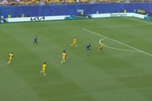 陳達毅中場斷球快速推進至禁區前，分邊力度太小被斷