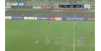 足球→水球足協杯蘇州東吳vs云南玉昆，雨勢過大場內積水嚴重
