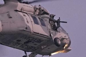 突尼斯vs日本賽前 墨西哥空軍直升機(jī)在體育場上空盤旋 有持槍士兵