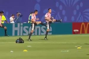 即將主哨世界杯！厄瓜多爾vs庫拉索開場前，馬寧在球場進行熱身