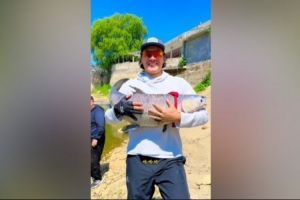喜笑顏開！博主曬視頻，王大雷收獲釣魚生涯第一尾大青