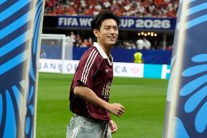 原來是擺球啊！中國演員李現現身世界杯，為西班牙vs沙特“開球”