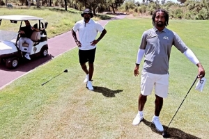 騎士冠軍隊友聚會最后一日：詹姆斯樂福JR打高爾夫 杰弗森過生日