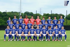 日本隊(duì)今日訓(xùn)練后拍攝全家福，南野拓實(shí)和久保建英同穿8號(hào)入鏡