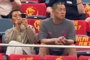 回歸中國男籃后的首場比賽 楊瀚森的父母也來到現場觀戰