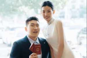 百年好合！李炎哲曬與愛人領取結婚證的照片：