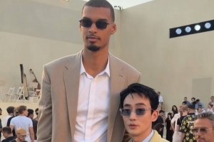 最萌身高差！文班亞馬亮相巴黎時裝周 與中國男演員朱一龍合影