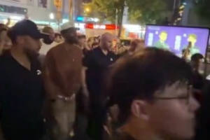 接地氣！歐文在成都街頭溜達 和球迷親切地打招呼