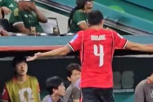 65分鐘被換下！金玟哉：我是主動要求換下，朝教練攤手是不滿防守
