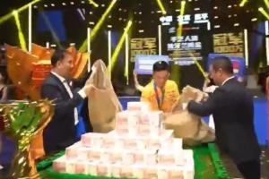 名場面獨牙中式九球總決賽，冠軍選手用麻袋將1000萬獎金裝走