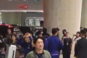 被狂罵！韓國隊在機場遭球迷怒吼輸出：**種洪明甫！年薪吐出來！